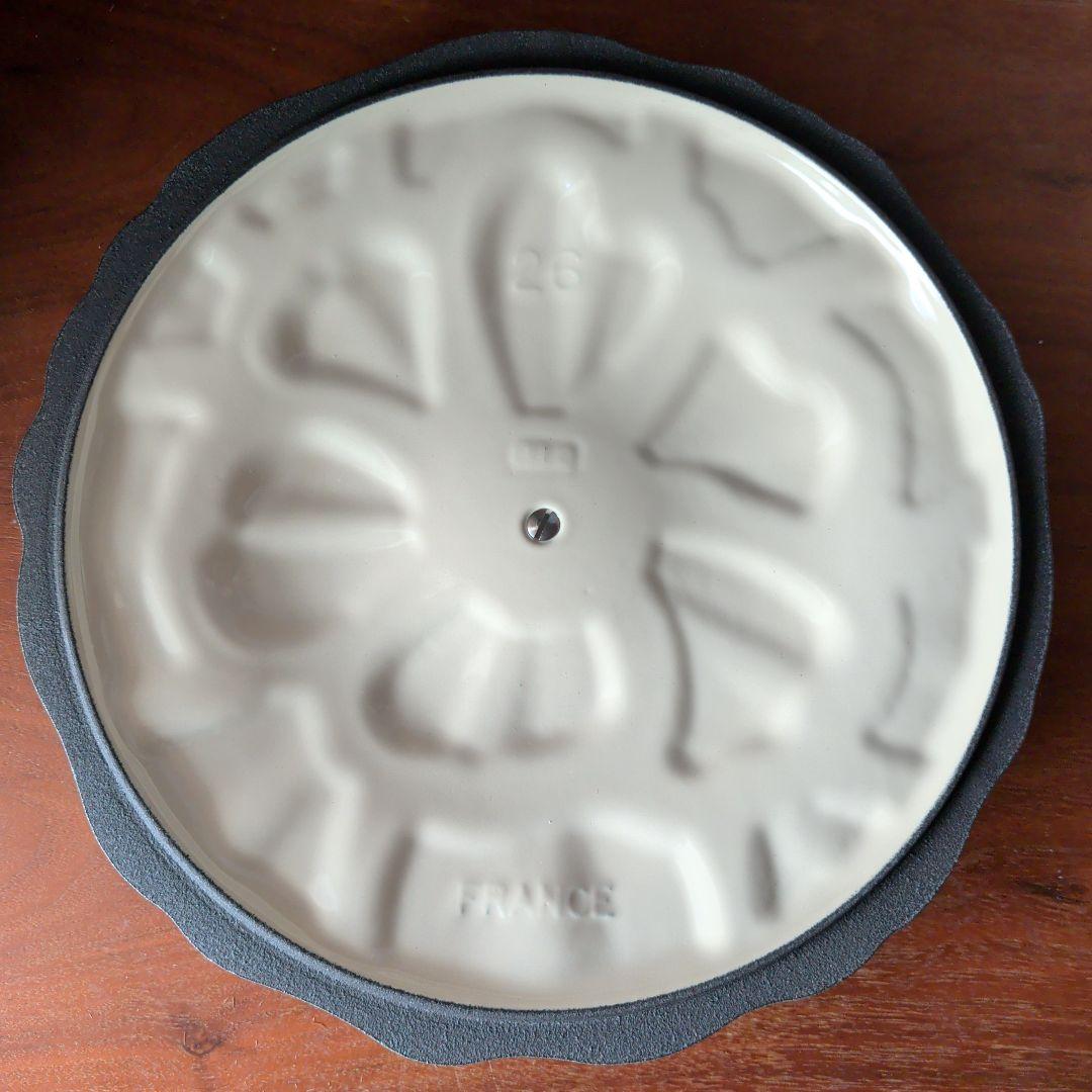 LE CREUSET ビュッフェキャセロール ペタルレリーフ シーソルト26cm