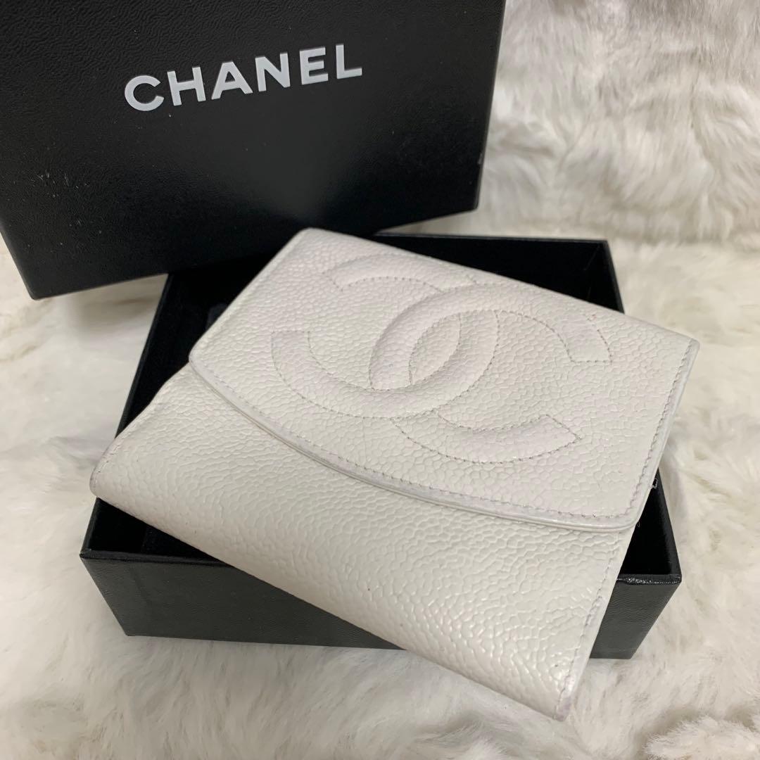 CHANEL シャネル　キャビアスキン　二つ折り財布　ホワイト