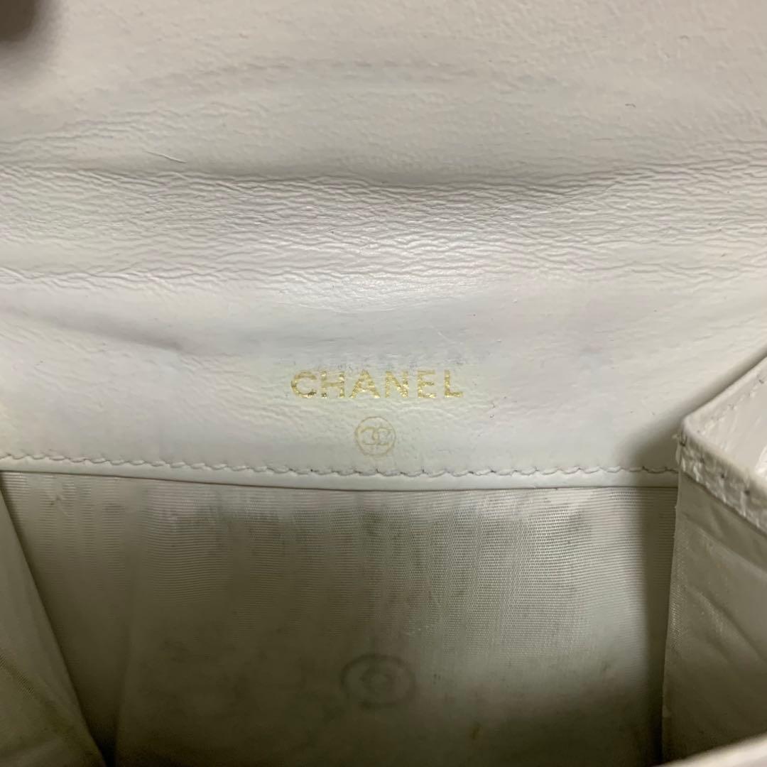 CHANEL シャネル　キャビアスキン　二つ折り財布　ホワイト