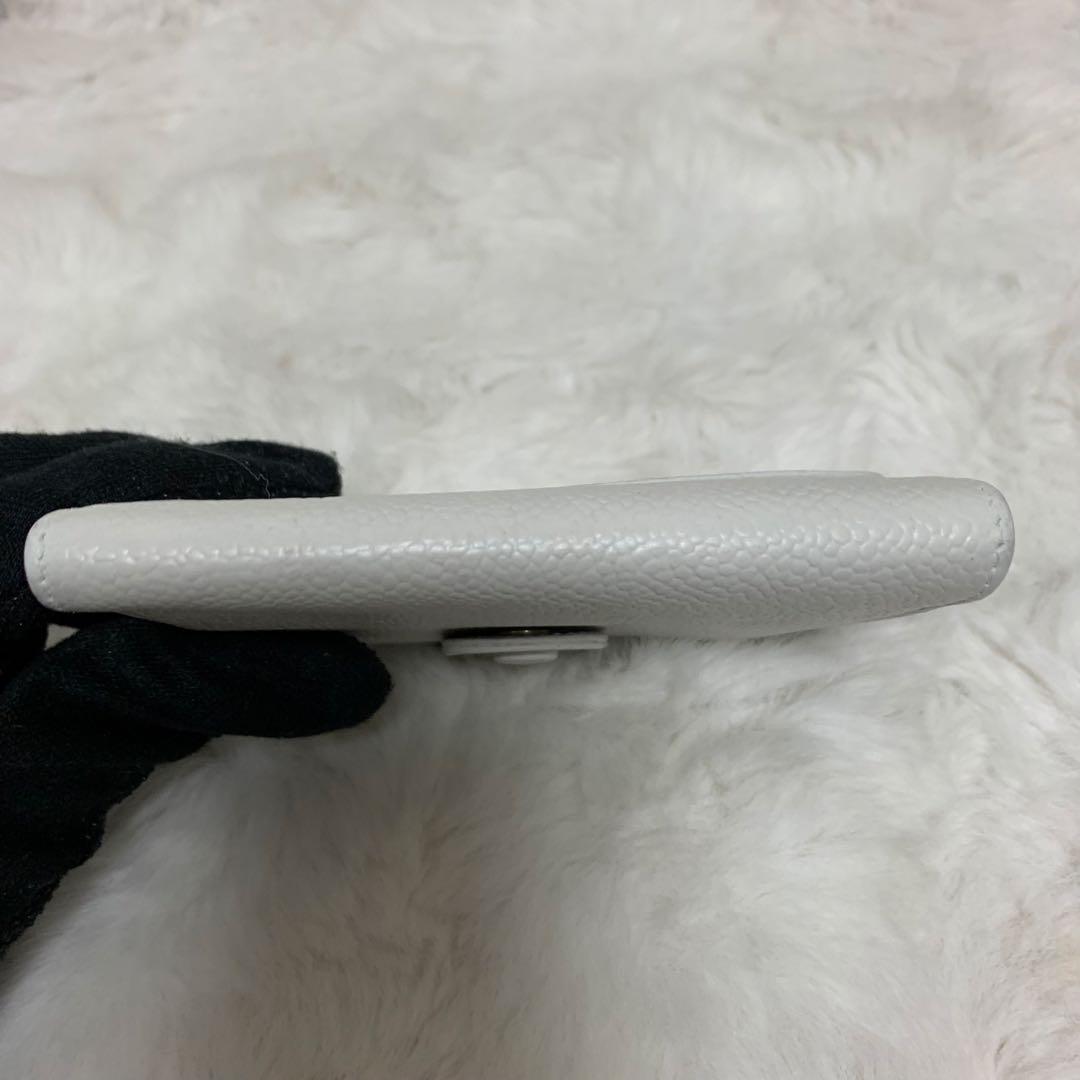 CHANEL シャネル　キャビアスキン　二つ折り財布　ホワイト