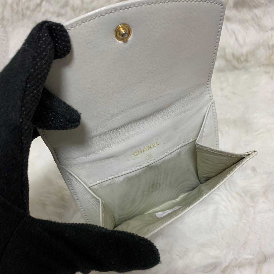 CHANEL シャネル　キャビアスキン　二つ折り財布　ホワイト