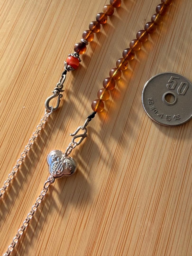 異形アカ珊瑚 × 琥珀 静謐なネックレスです