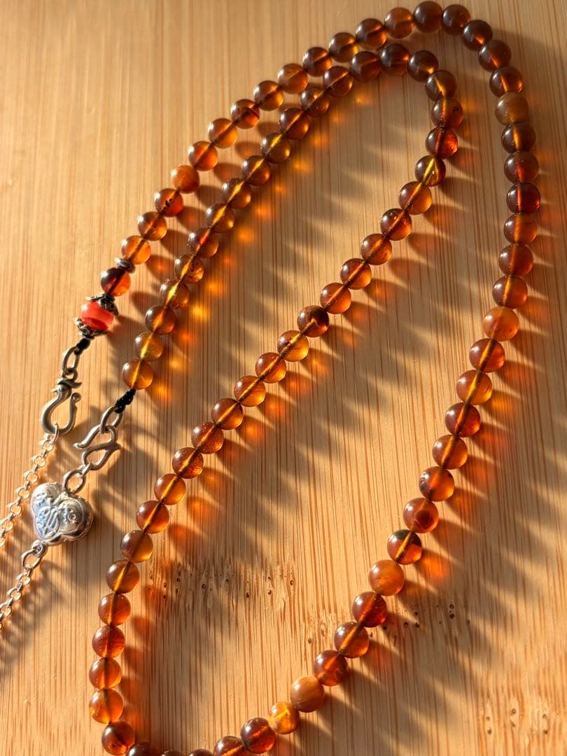 異形アカ珊瑚 × 琥珀 静謐なネックレスです
