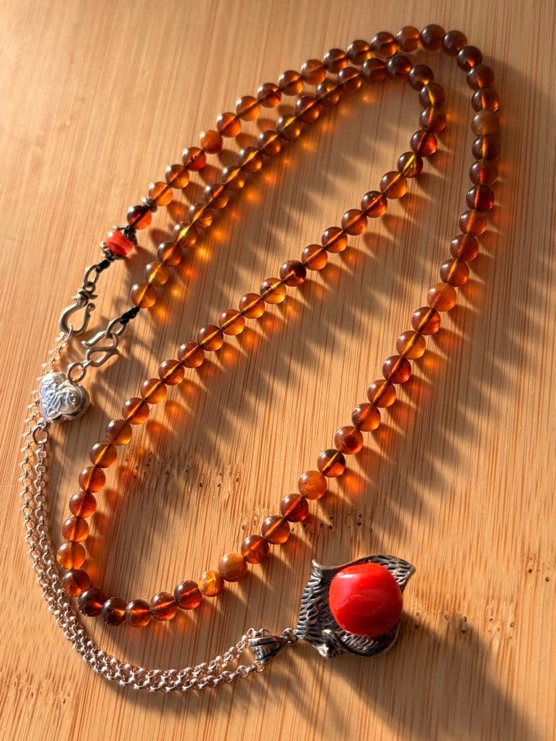 異形アカ珊瑚 × 琥珀 静謐なネックレスです