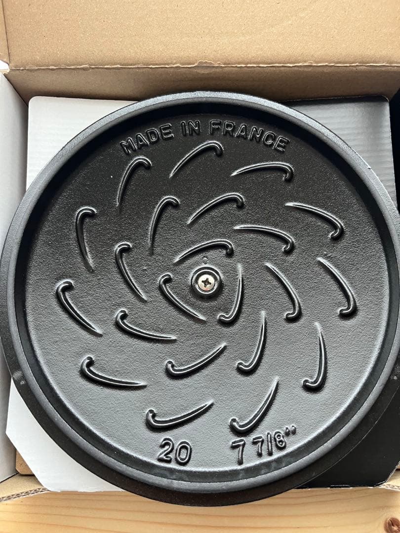 【新品】staub ミナペルホネン ホットプレート ラウンド 20cm　ユーカリ