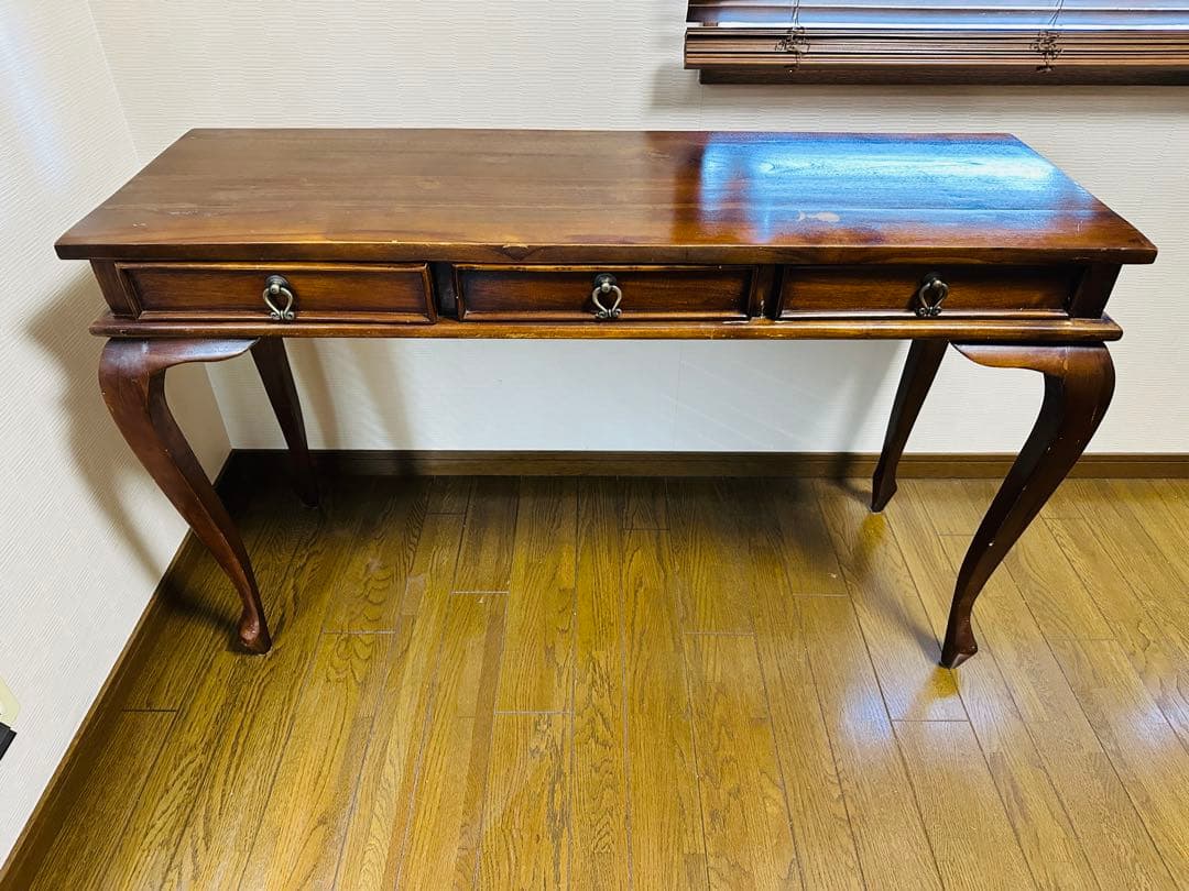 ダークブラウンの木製文机、3つの引き出し付き、曲線的デザイン