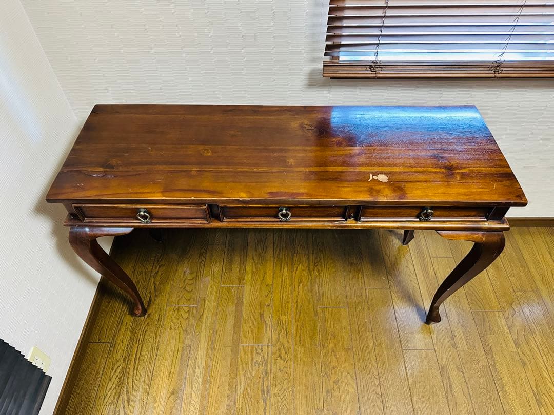 ダークブラウンの木製文机、3つの引き出し付き、曲線的デザイン