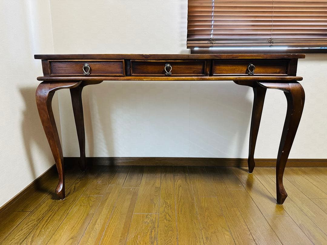 ダークブラウンの木製文机、3つの引き出し付き、曲線的デザイン