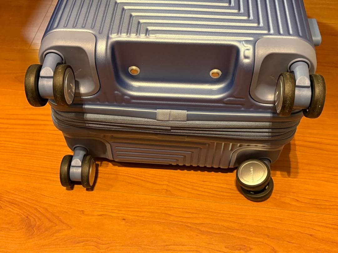 機内持ち込み可　〜3泊用　サムソナイト　キャリーケース　AZIO SPINNER