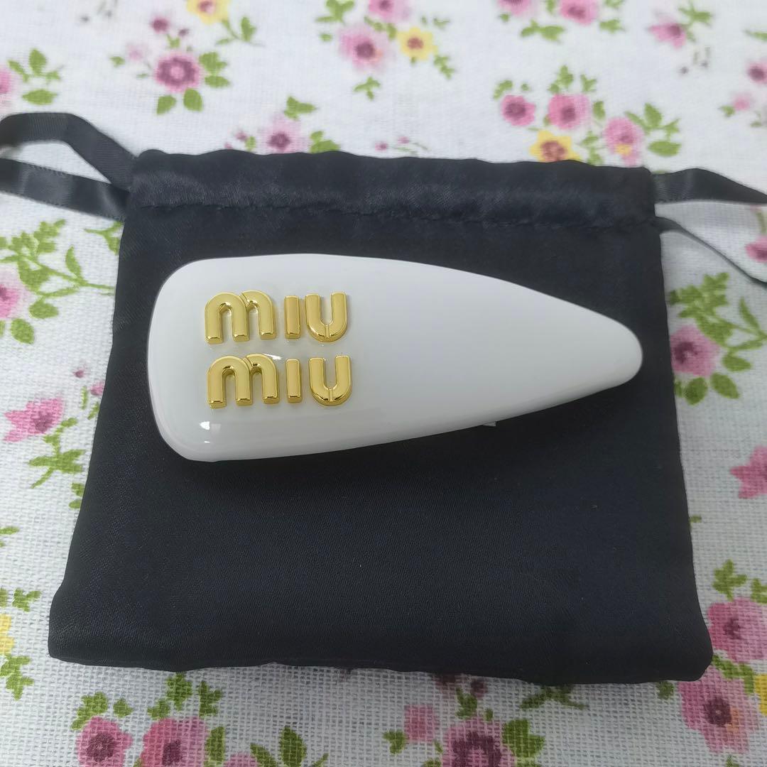 【美品】MIUMIU レディース ヘアピン ヘアクリップ 白