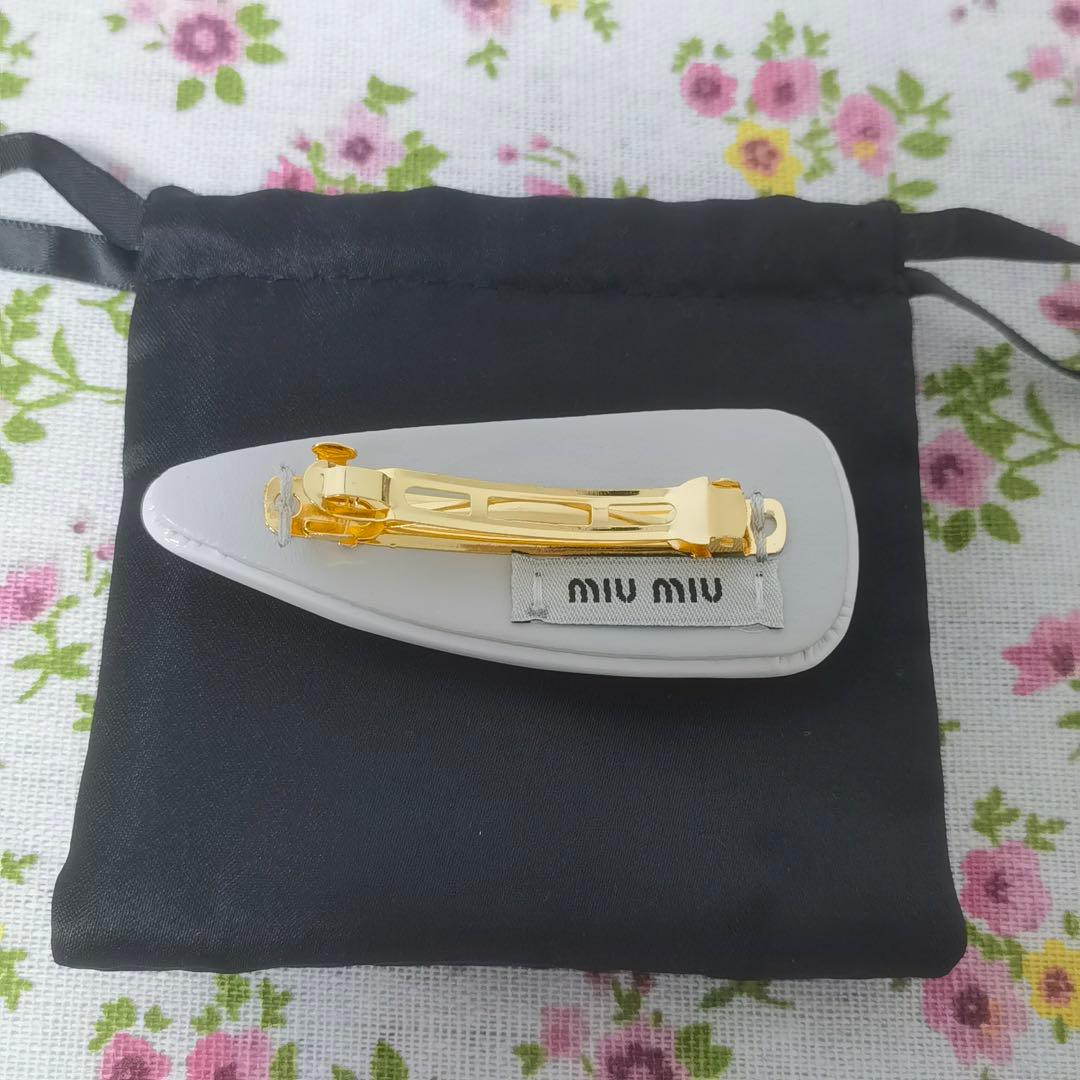【美品】MIUMIU レディース ヘアピン ヘアクリップ 白