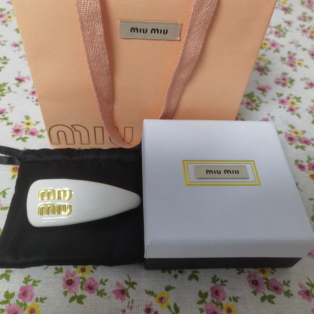 【美品】MIUMIU レディース ヘアピン ヘアクリップ 白