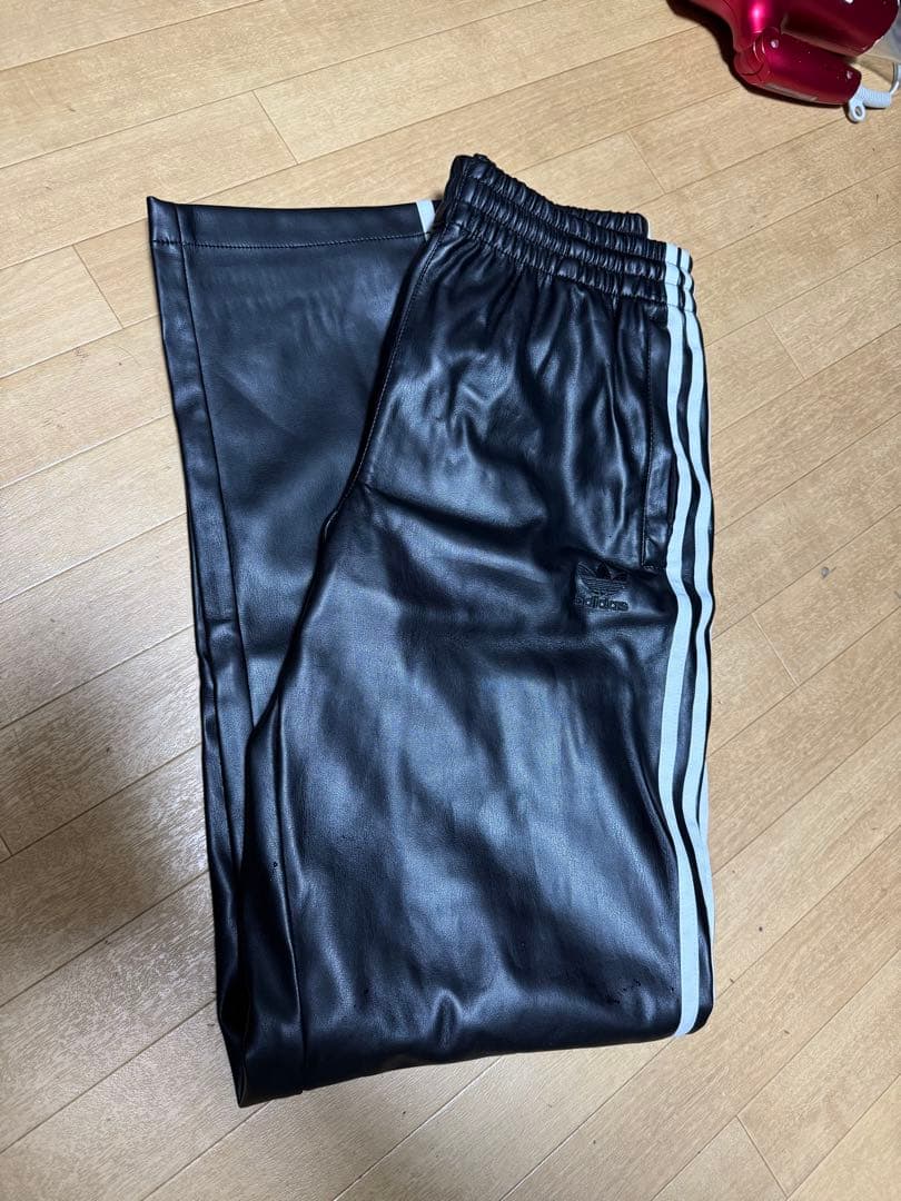 アディダス フェイクレザー スリーストライプストラックスーツパンツ　m