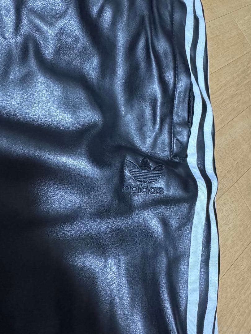アディダス フェイクレザー スリーストライプストラックスーツパンツ　m