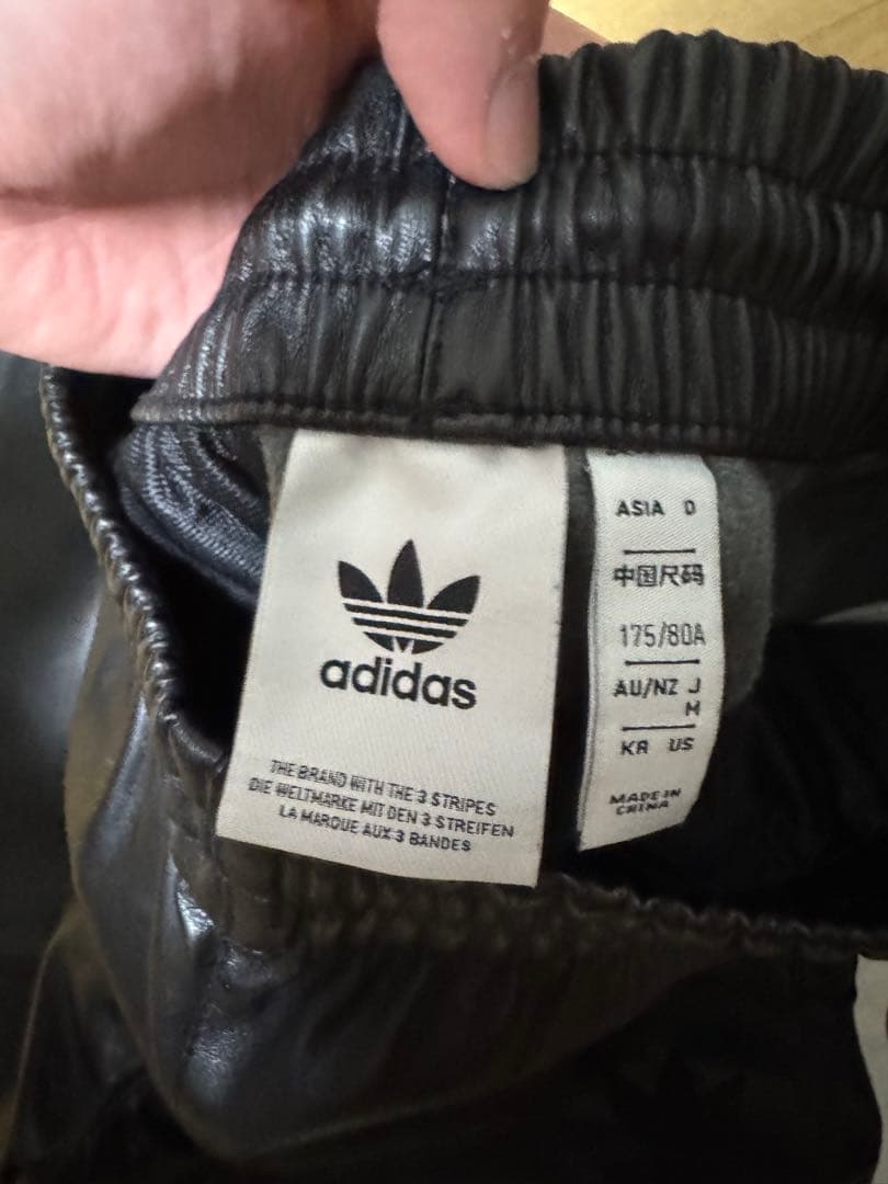 アディダス フェイクレザー スリーストライプストラックスーツパンツ　m