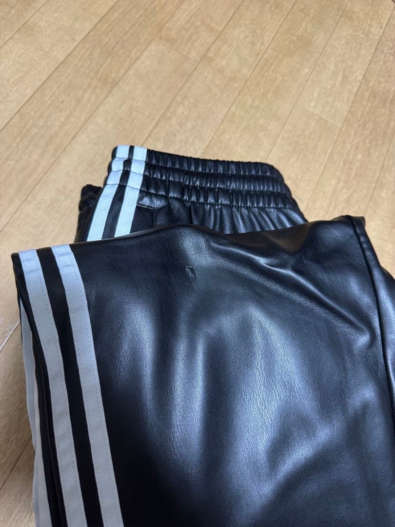 アディダス フェイクレザー スリーストライプストラックスーツパンツ　m