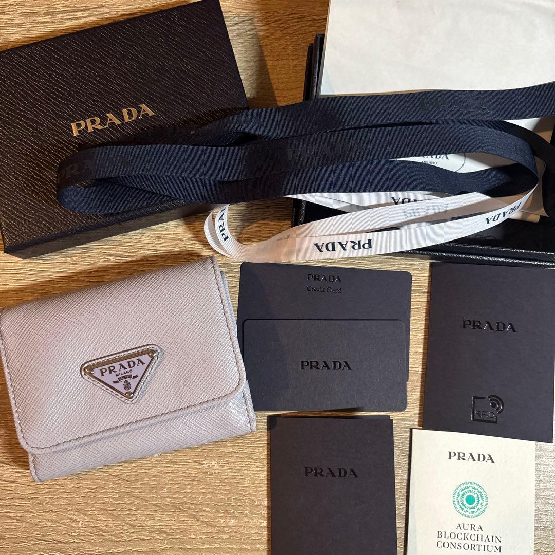 プラダ サフィアーノ トライアングル レザー コンパクトウォレット パープル