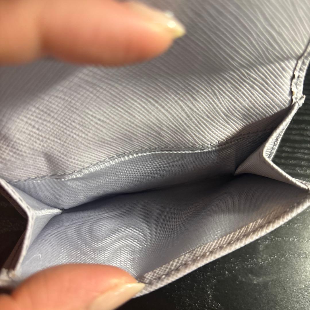 プラダ サフィアーノ トライアングル レザー コンパクトウォレット パープル