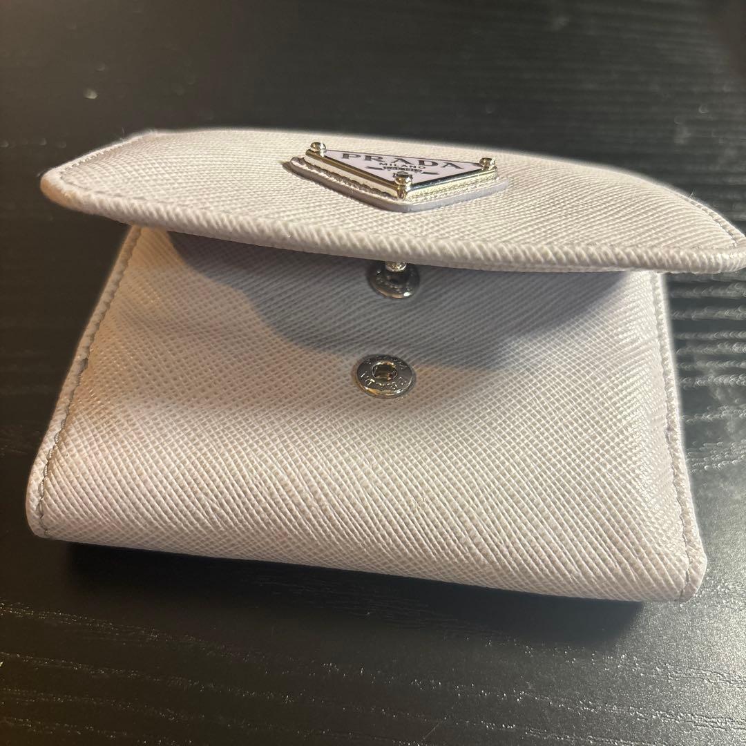 プラダ サフィアーノ トライアングル レザー コンパクトウォレット パープル