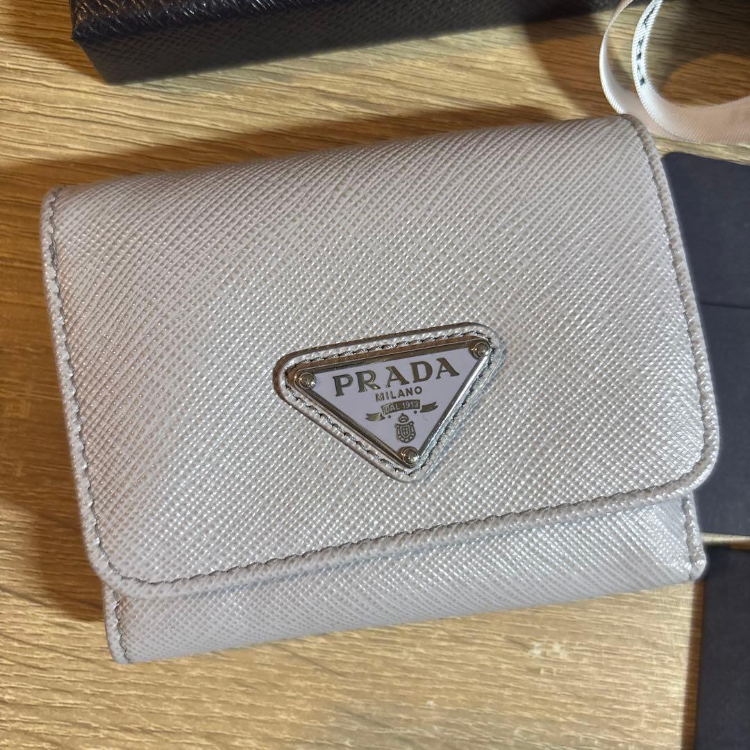 プラダ サフィアーノ トライアングル レザー コンパクトウォレット パープル