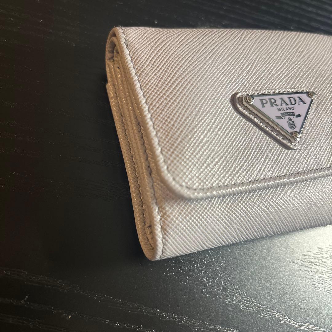 プラダ サフィアーノ トライアングル レザー コンパクトウォレット パープル