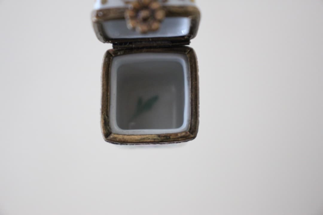 フランス　リモージュボックス　香水瓶入　金彩花柄