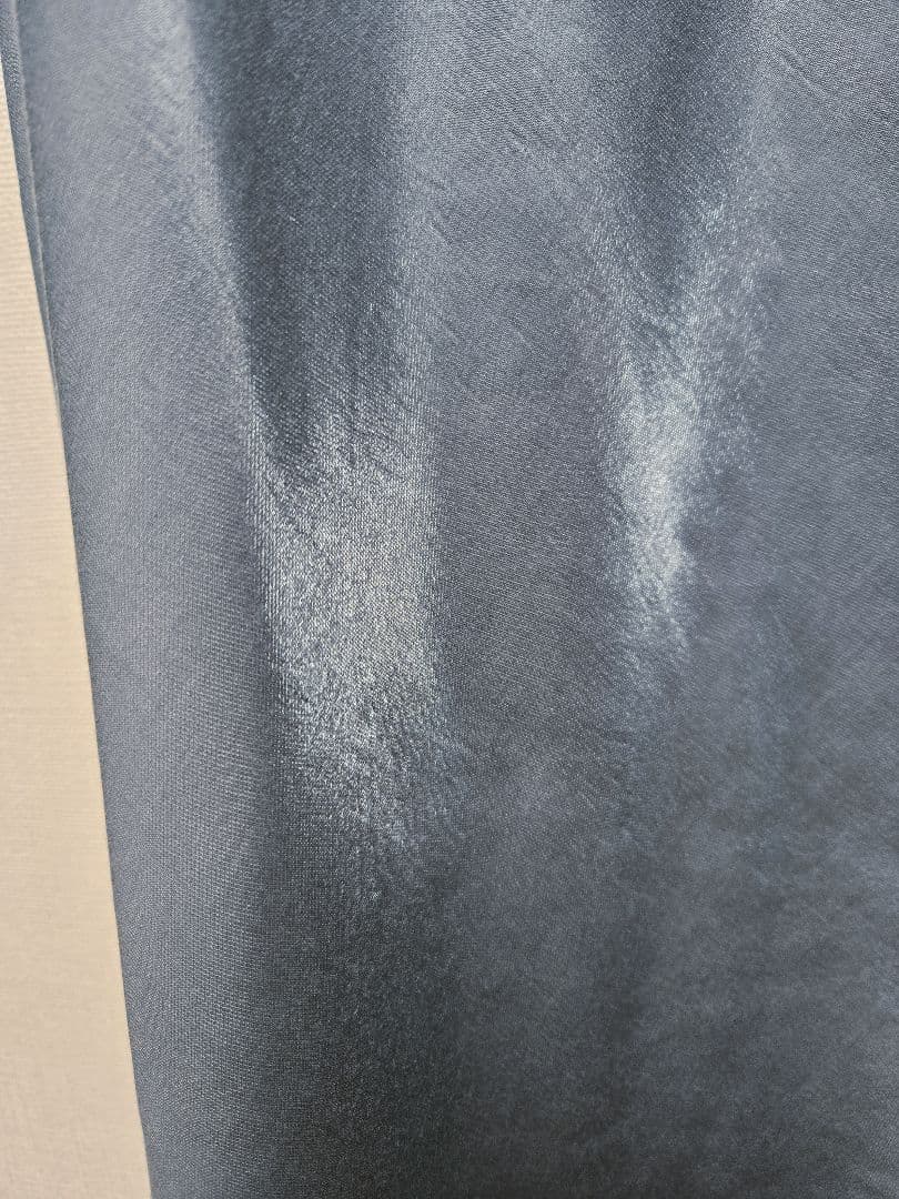 emmi シャイニーサテンロングスカート