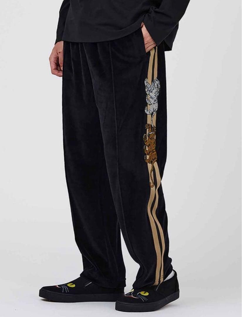 石黒亜矢子　バターの虎　ベロアトラックパンツ　グラニフ タイガー ベロア