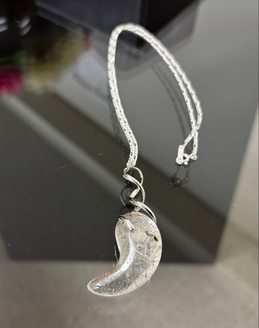 ヒマラヤ水晶 勾玉（角閃石入り）ガネッシュヒマール産