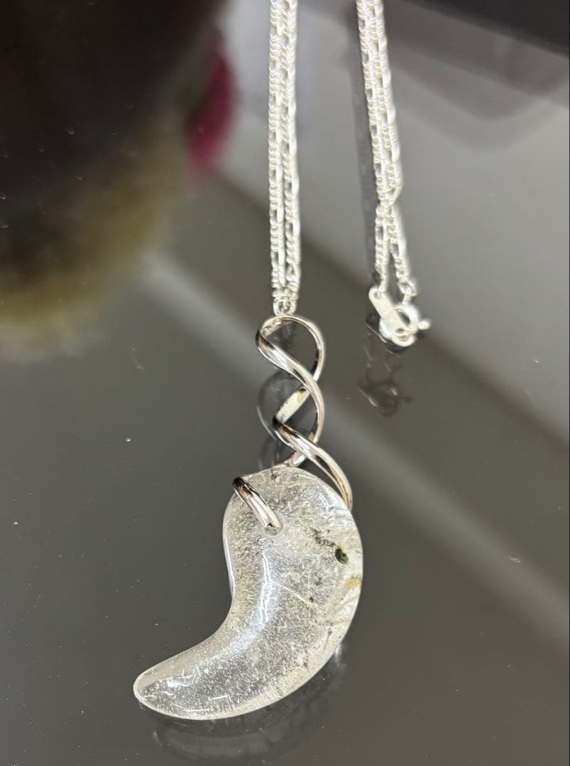 ヒマラヤ水晶 勾玉（角閃石入り）ガネッシュヒマール産