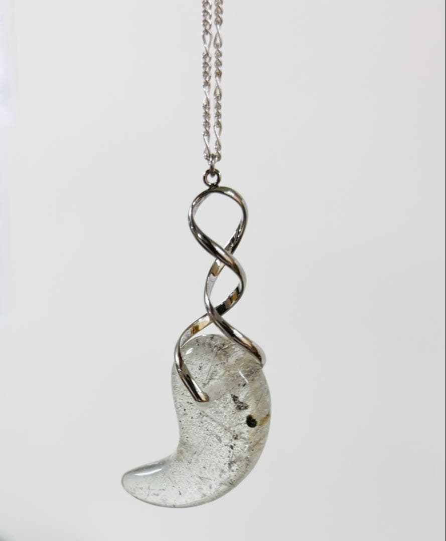 ヒマラヤ水晶 勾玉（角閃石入り）ガネッシュヒマール産