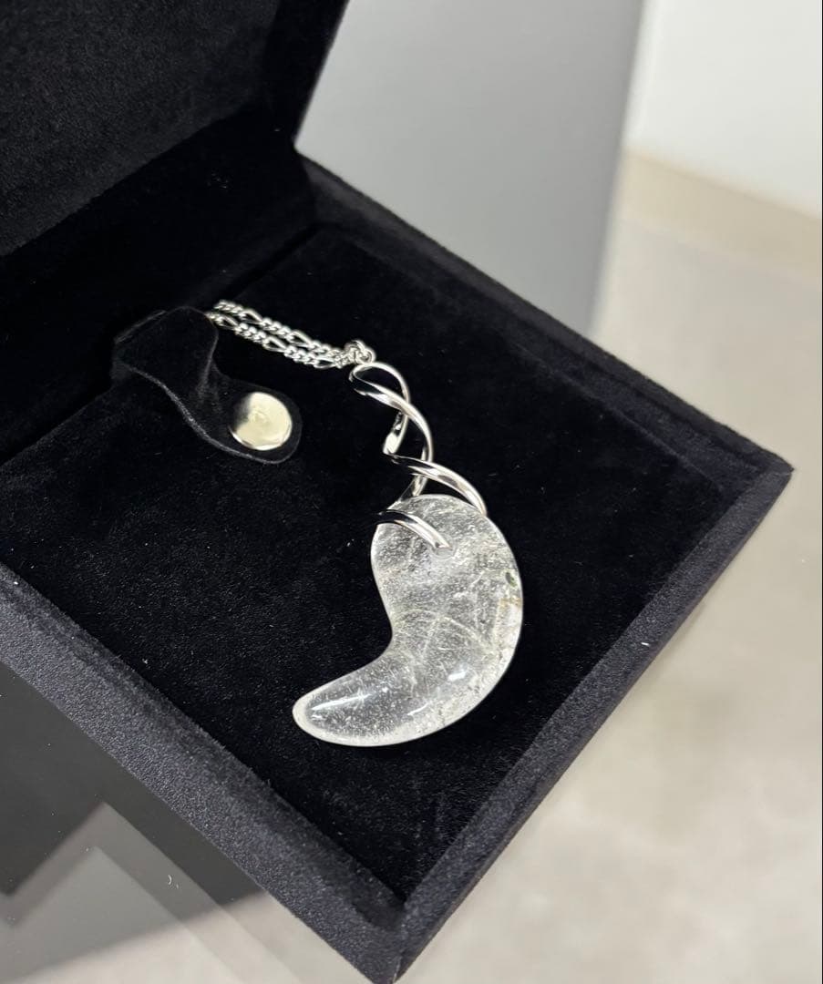 ヒマラヤ水晶 勾玉（角閃石入り）ガネッシュヒマール産