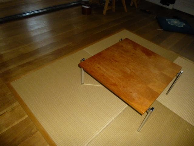 英国アンティークのコーヒーテーブル