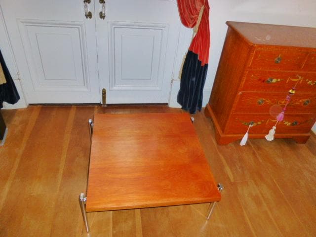 英国アンティークのコーヒーテーブル