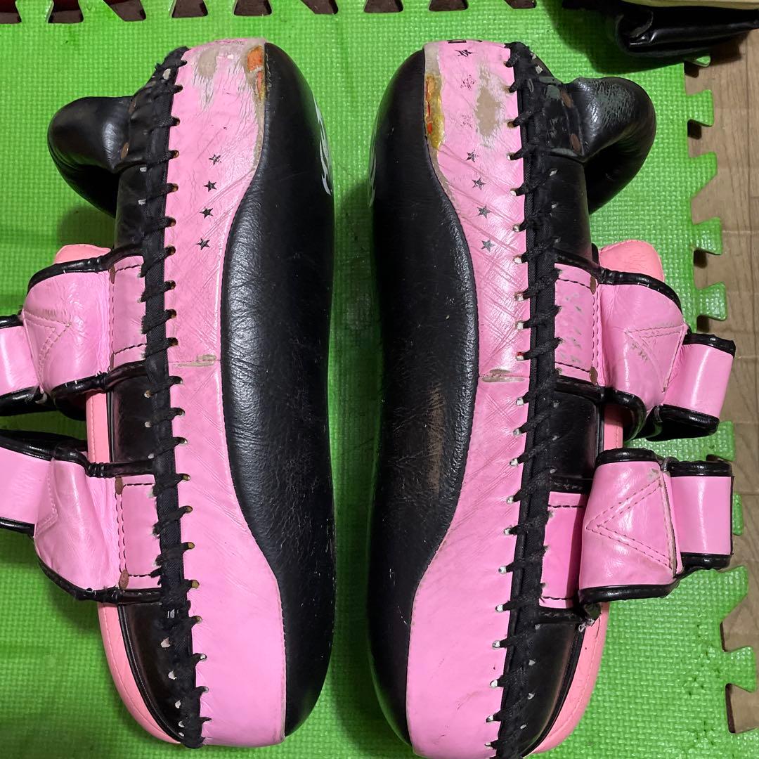 最終価格TKB 本革キックミット ピンク/黒 、raja本革パンチングミット