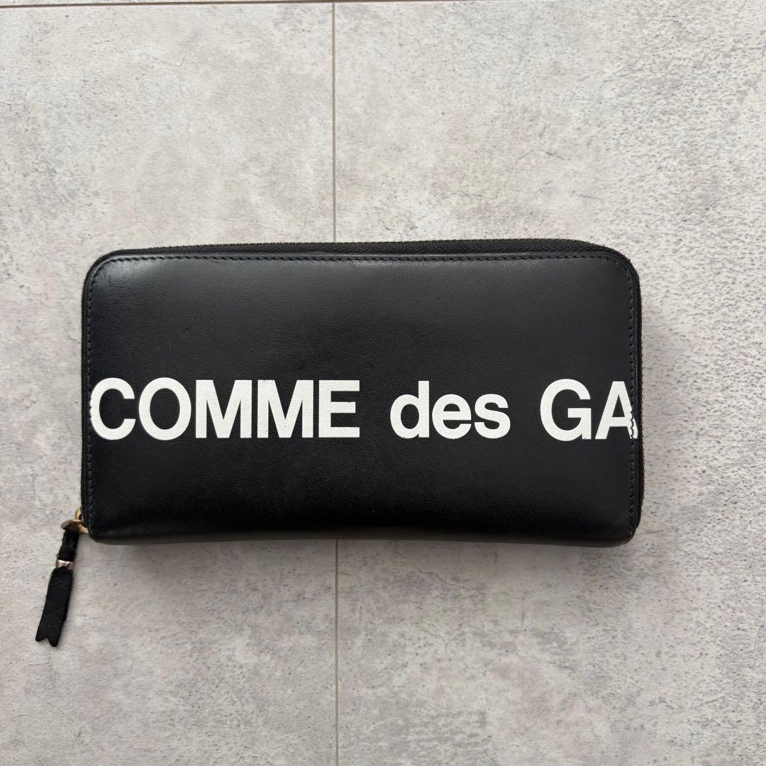 美品 コムデギャルソン ヒュージロゴ ラウンドジップ 長財布
