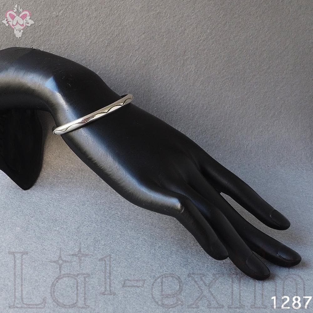 美品 インディアンジュエリー ナバホ TAHE 刻印 シルバー 純銀製 バングル