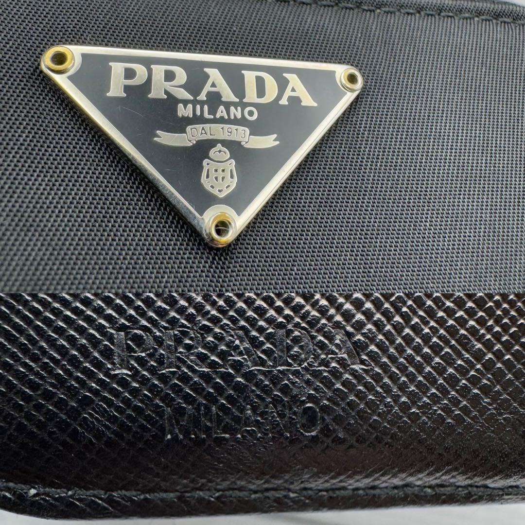 プラダ　二つ折り財布　ラウンドファスナー　三角ロゴ　ナイロン　ブラック