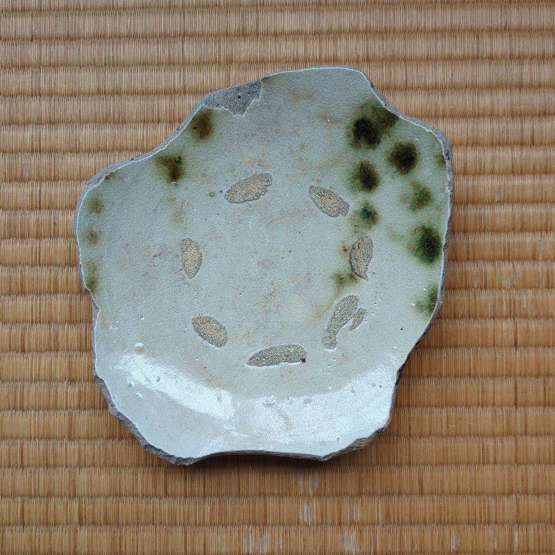 不規則な形状の陶器皿　緑釉陶片　古唐津　椎の峰　骨董品
