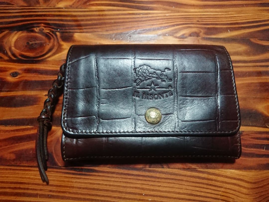 【IL BISONTE 】イルビゾンテ クロコエンボスレザー二つ折り財布