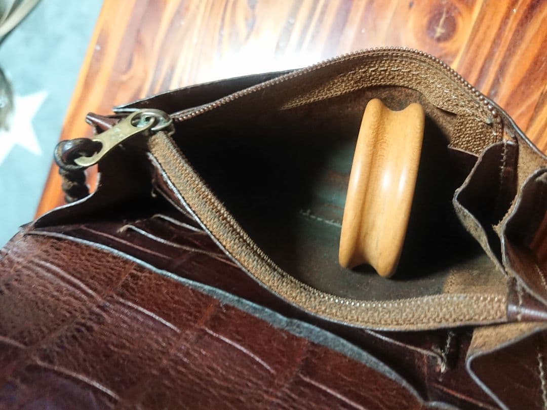 【IL BISONTE 】イルビゾンテ クロコエンボスレザー二つ折り財布