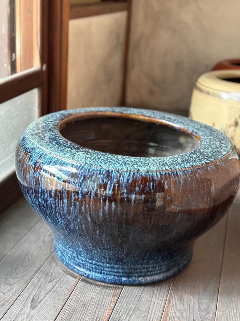 青色と茶色の陶器製火鉢