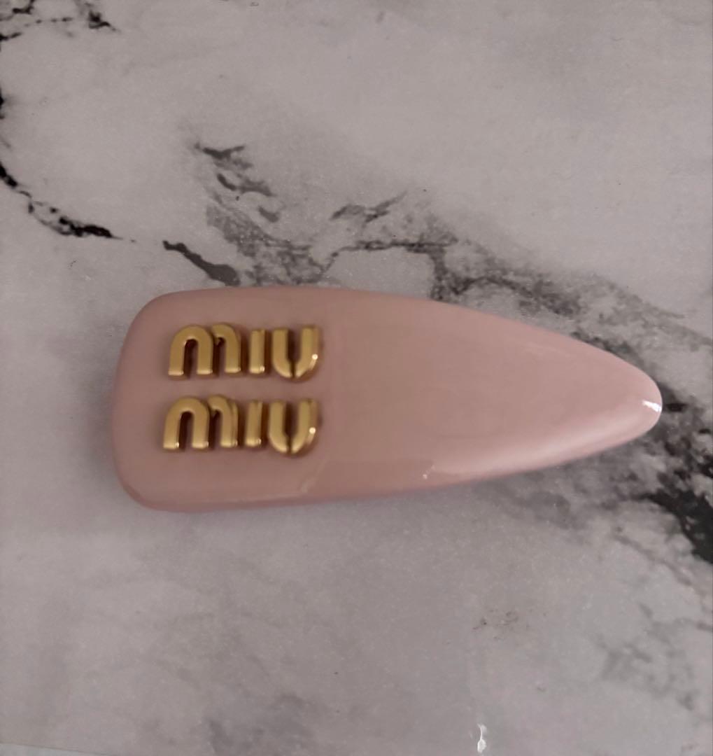 MIU MIU ピンク ヘアピン