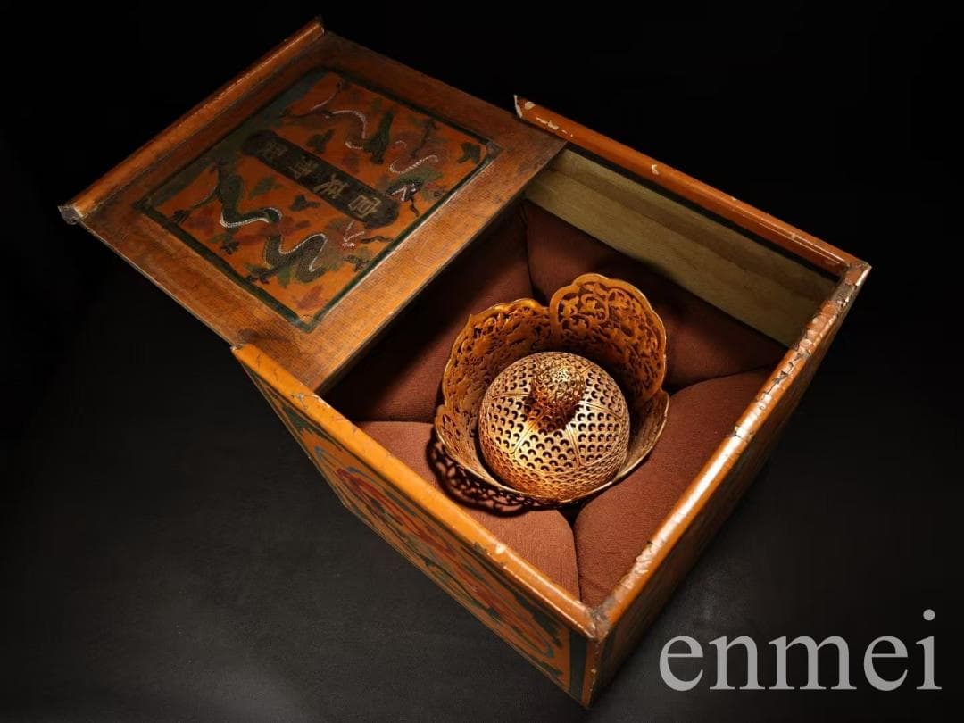 中国古美術· 旧蔵収純銅胎鎏金龍官帽・龍髪冠・聚財置物・高浮彫り・禮品・箱付き