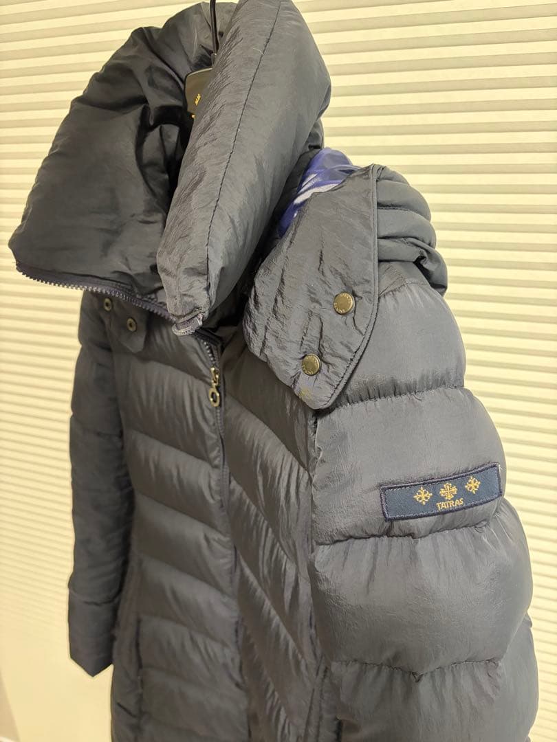 早い者勝ち　TATRAS ポリテアマネイビーダウン タトラスPOLITEAMA紺