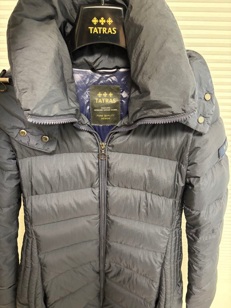 早い者勝ち　TATRAS ポリテアマネイビーダウン タトラスPOLITEAMA紺