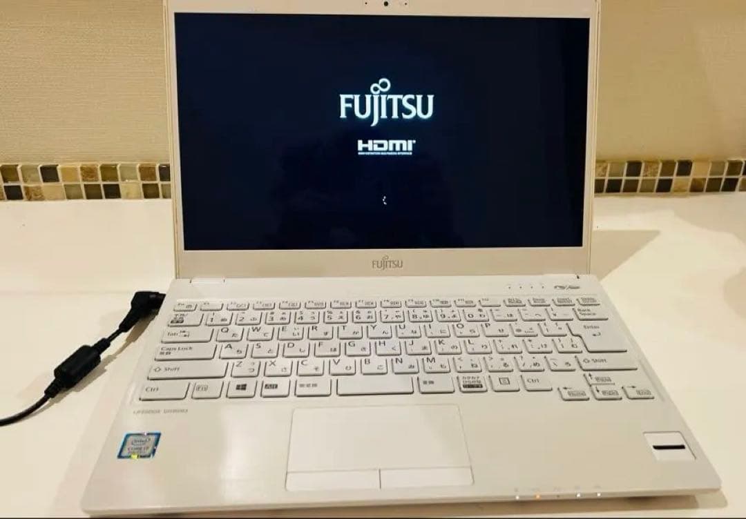 【富士通】FUJITSU LIFEBOOK UH90/B3ホワイト マウス付き