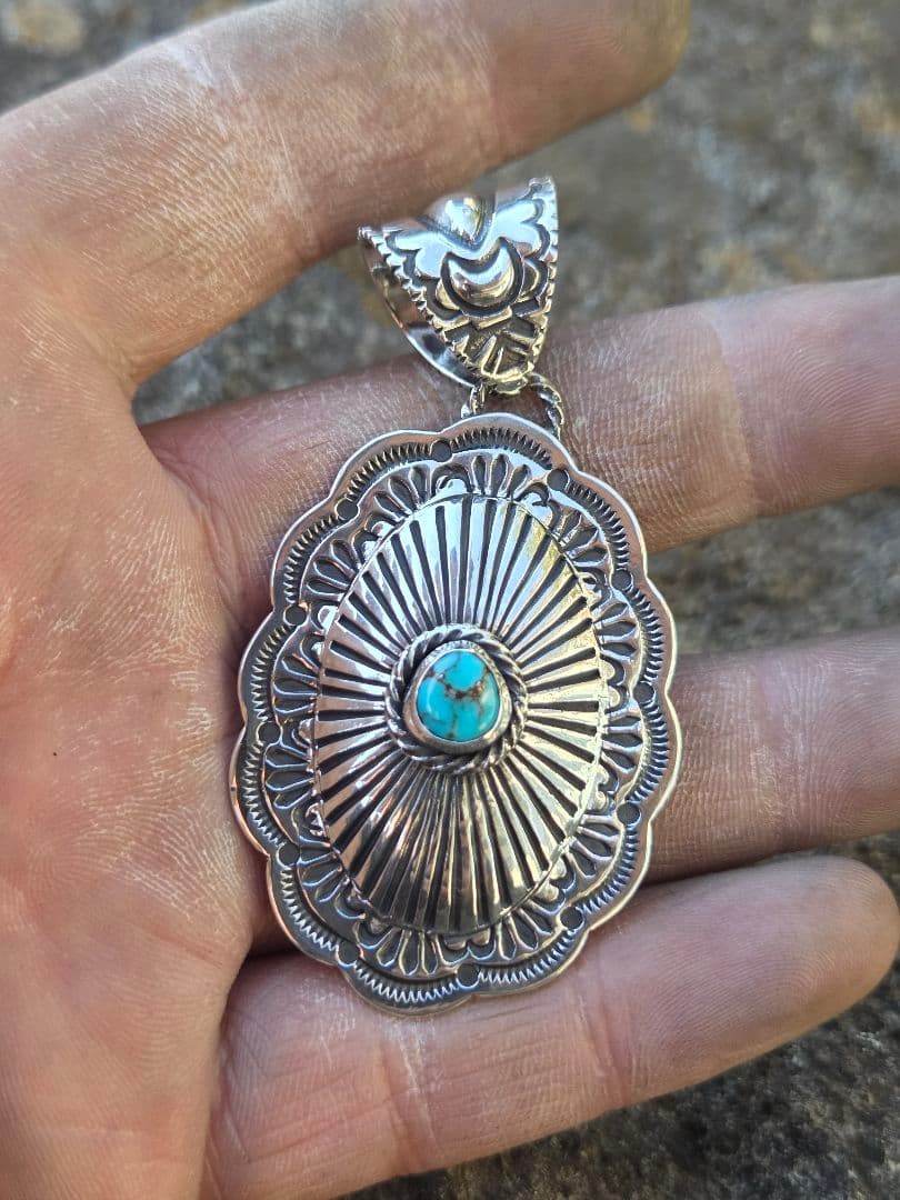 リポウズ　スタンプワーク　コンチョ　ペンダント　インディアンジュエリースタイル