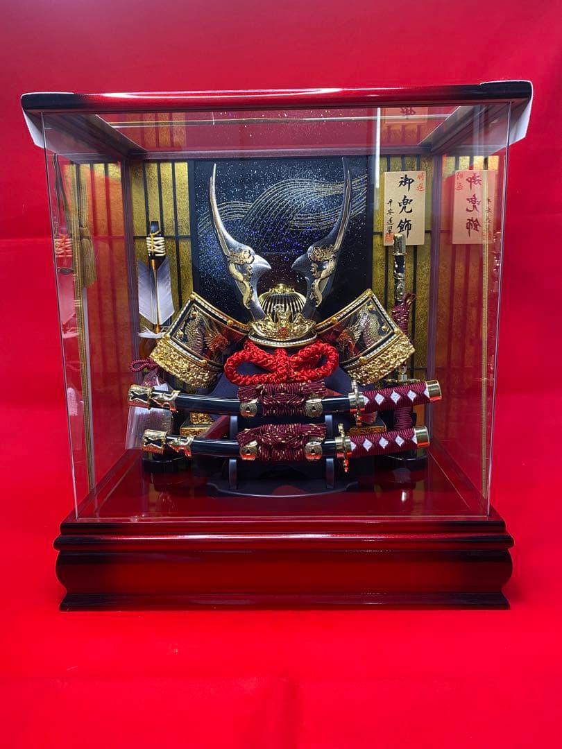 五月人形　彫金貫前兜飾り　パノラマアクリルケース入