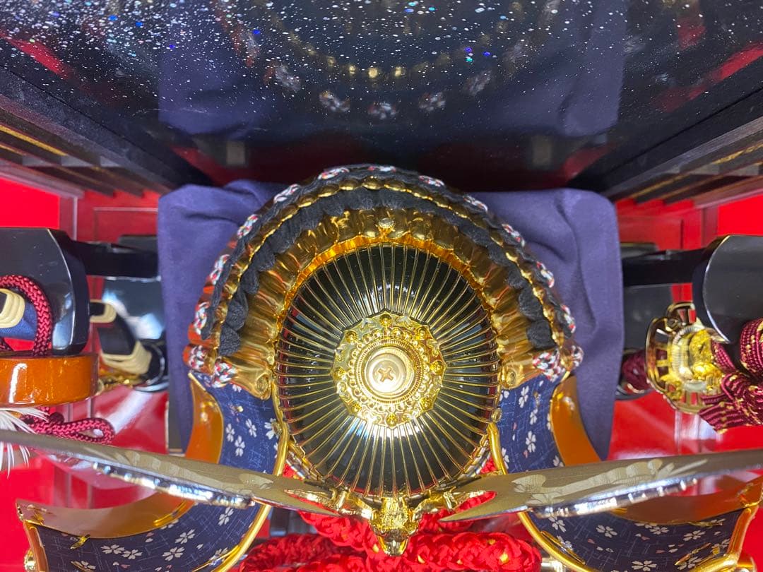 五月人形　彫金貫前兜飾り　パノラマアクリルケース入
